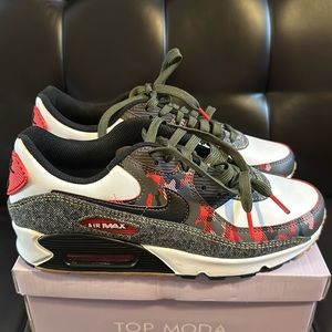 Men’s Nike Airmax footwear. Size 8 US
